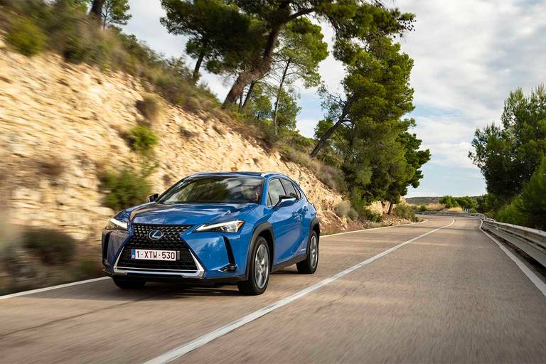 Lexus UX 300e rijdend voor