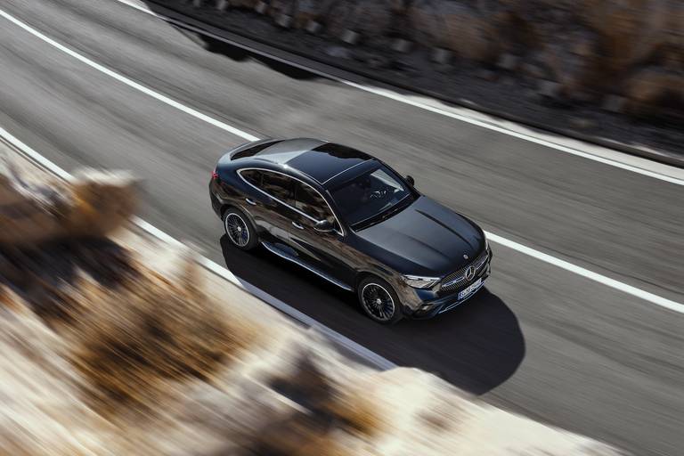 Mercedes GLC Coupé (2023) rijdend, vooraanzicht