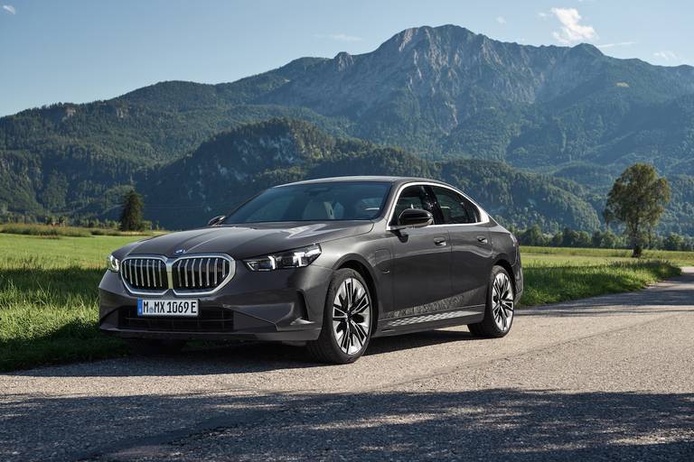 BMW 530e (2023) static, front view