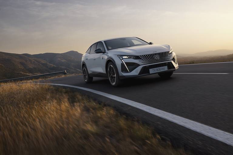 elektrische-peugeot-408-heeft-een-paar-verrassingen-in-petto-2024-08