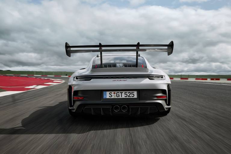 Porsche 911 GT3 RS (2022) rijdend, achteraanzicht