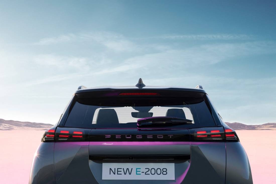 PEUGEOT_E-2008_2305MP_517