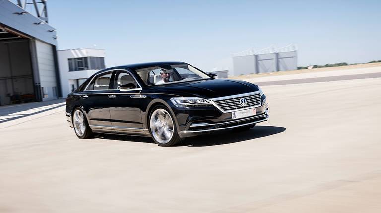 Volkswagen Phaeton (2022) rijdend, vooraanzicht