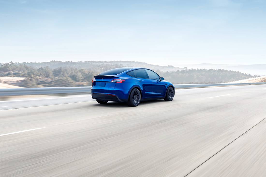 Tesla Model Y RWD (2022) rijdend, achteraanzicht