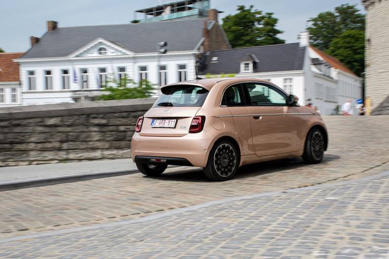 AS24 Fiat 500e 3+1 2021 rijdend achter