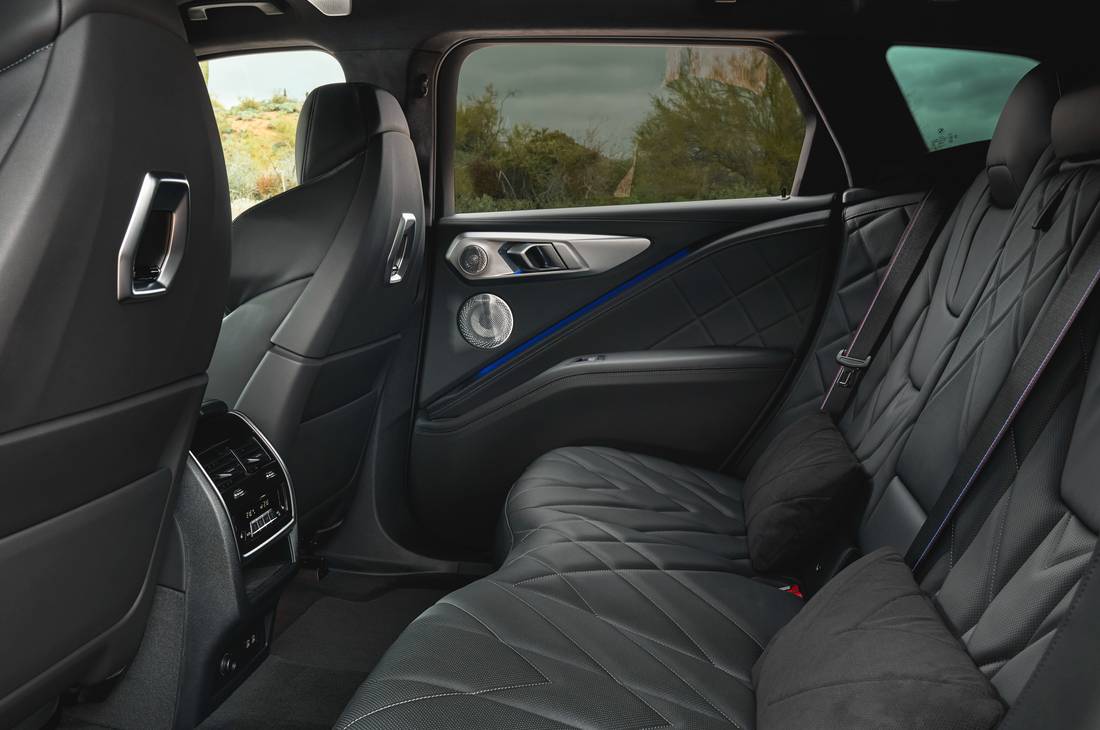 bmw-x8-m-seats