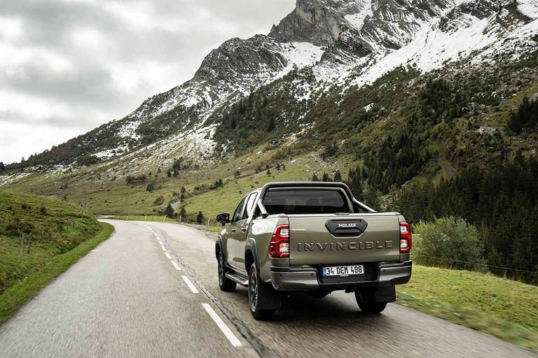 AS24 Toyota Hilux 2021 rijdend achter 2