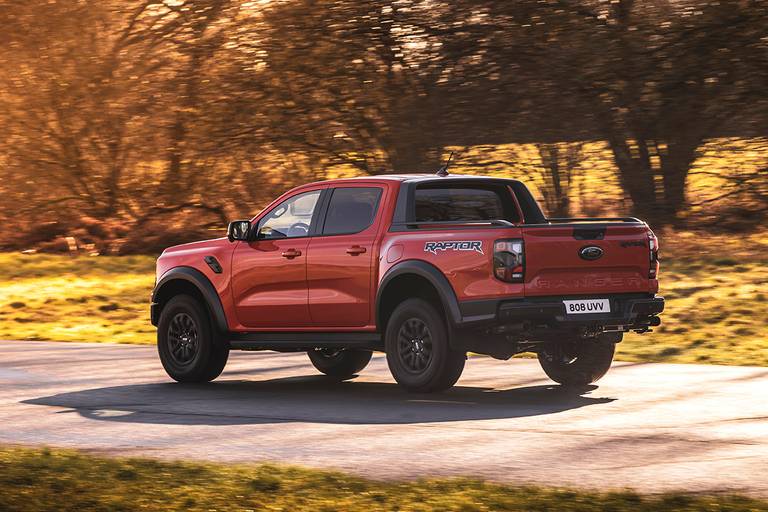 Ford Ranger Raptor (2023) rijdend, achteraanzicht