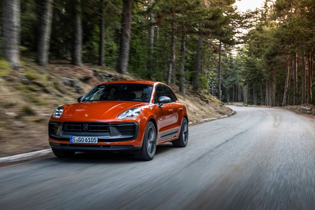 Porsche Macan T (2023) rijdend, vooraanzicht