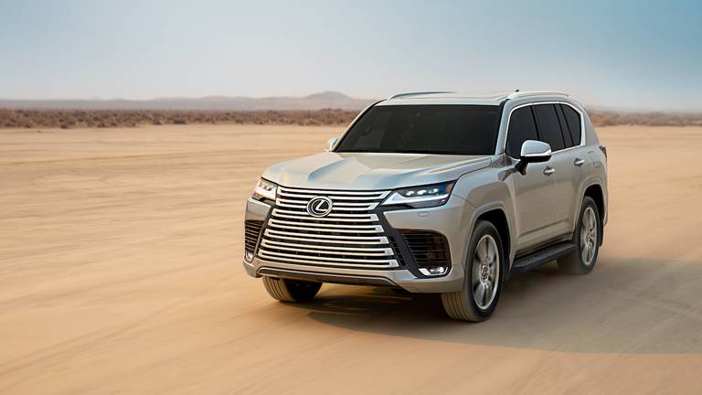 AS24 Lexus LX 2021 rijdend voor