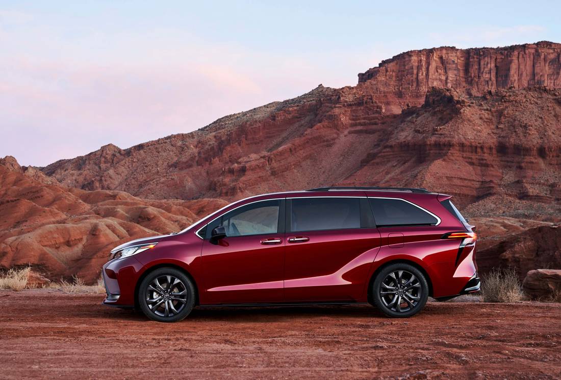 2022_Toyota_Sienna_XSE_Ruby-Flare-Pearl_003.jpg