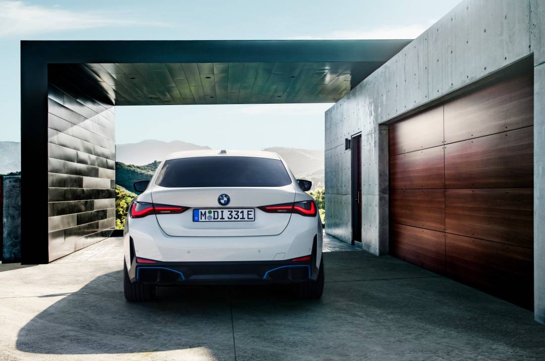 P90423601_highRes_the-bmw-i4-edrive40-