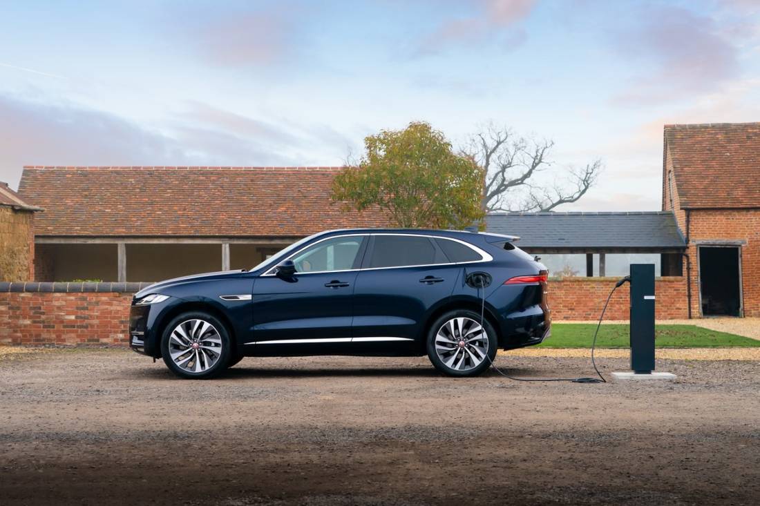 Jag_F-PACE_PHEV_21MY_Portofino_Blue_Charging_100321_5771