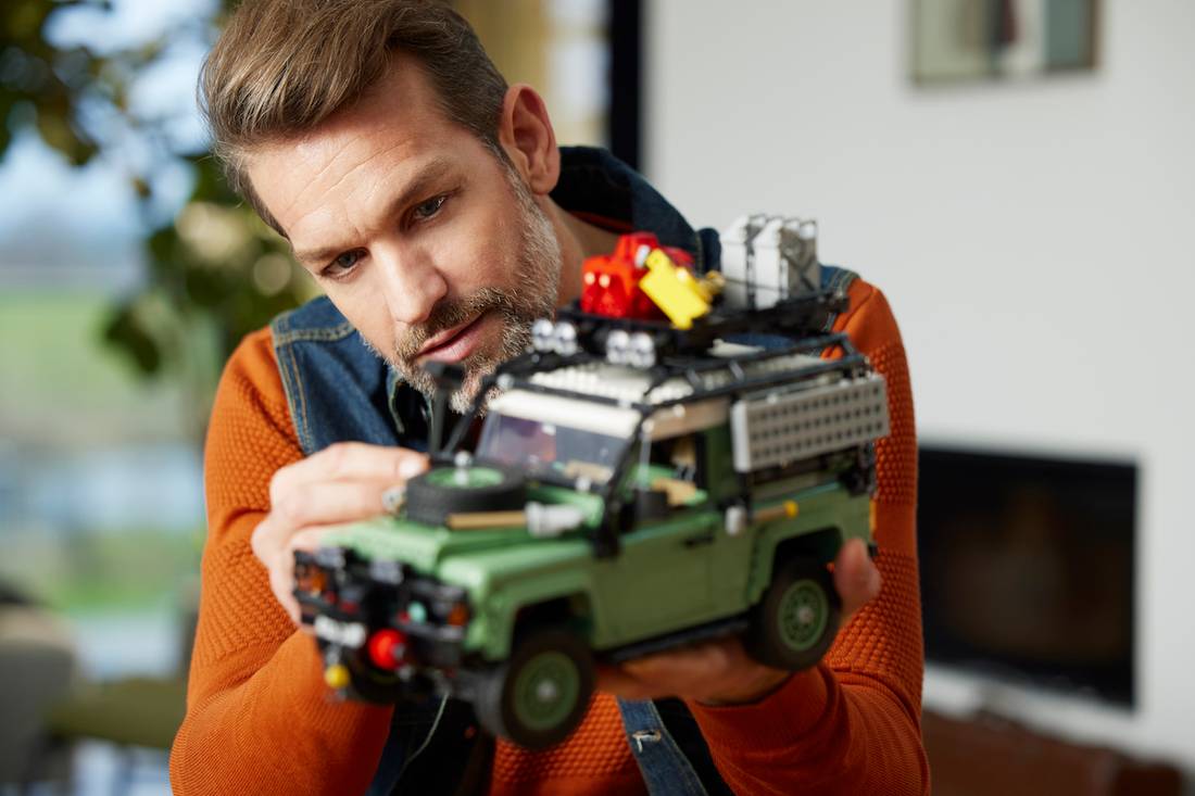 Lego Land Rover Defender (2023) sfeerbeeld 1