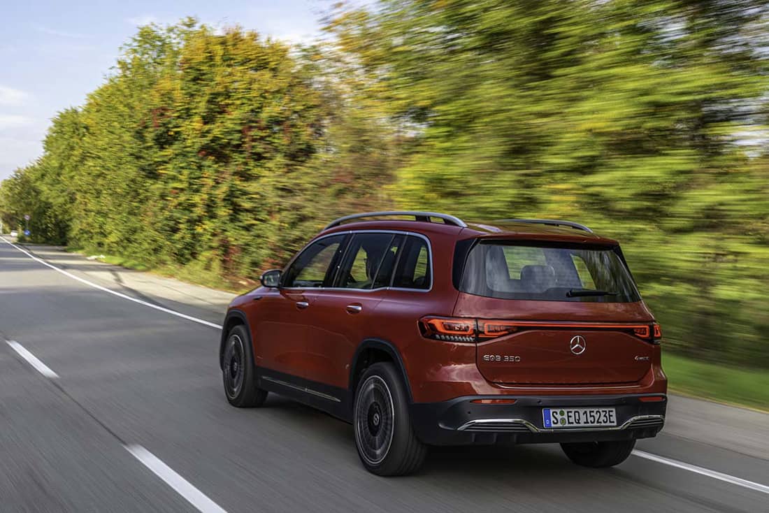 AS24 Mercedes EQB 2021 rijdend achter