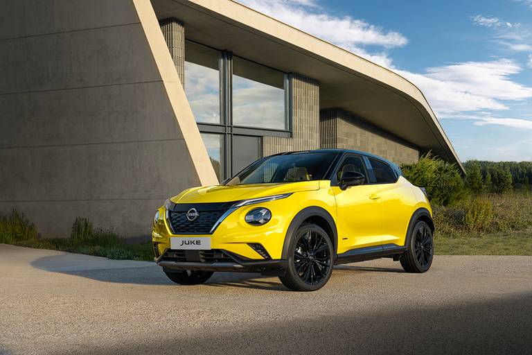 JUKE MC 2024 - Exterior iconic yellow body color - N-Sport - side view natural light