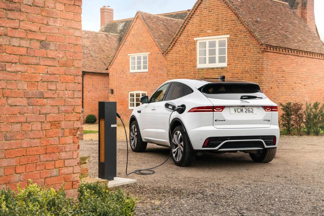 Jag_E-PACE_PHEV_21MY_Yulong_White_Charging_100321_5423