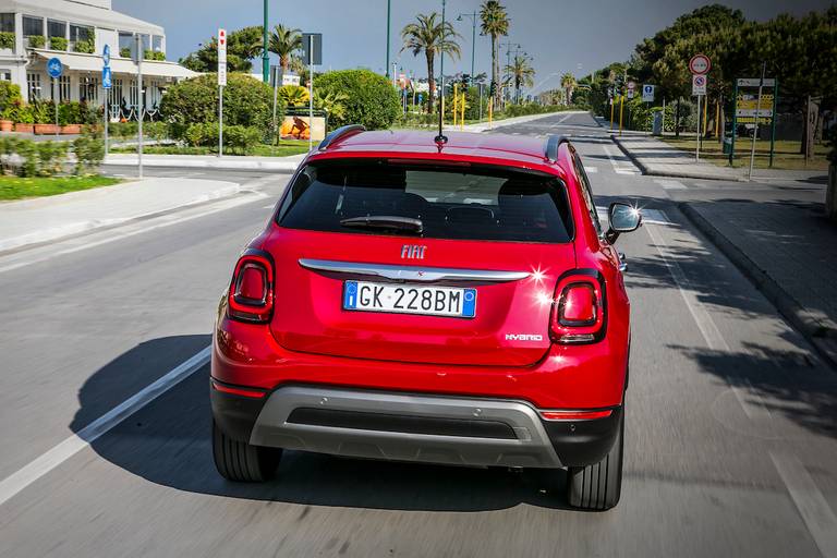 Fiat 500X Hybrid (2023) rijdend, achteraanzicht