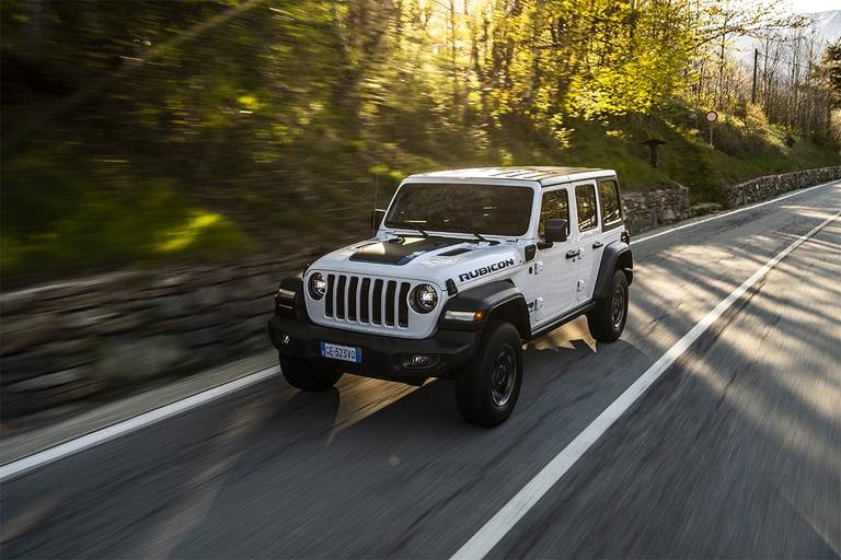 AS24 Jeep Wrangler 4xe 2021 rijdend voor