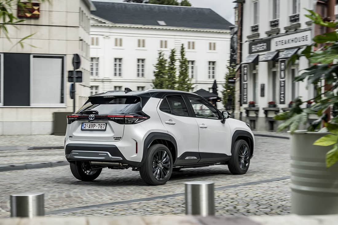 AS24 Toyota Yaris Cross 2021 rijdend achter stad