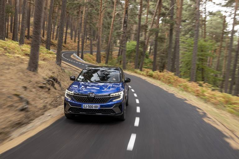 Renault Austral (2023) dynamic, front view