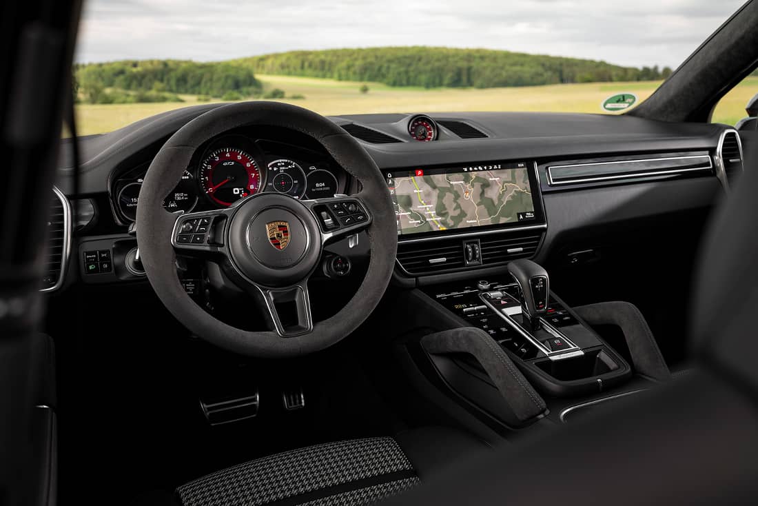 Porsche-Cayenne-GTS-Coupe-2020-Interieur