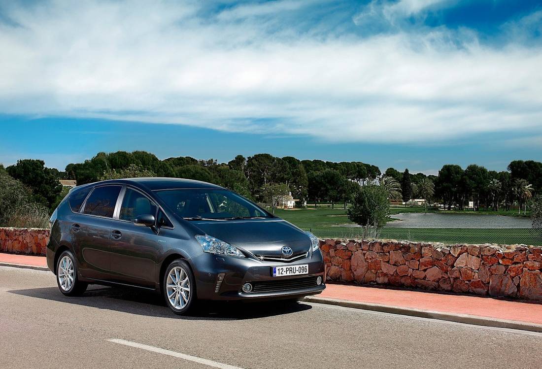 toyota-prius-plus-front