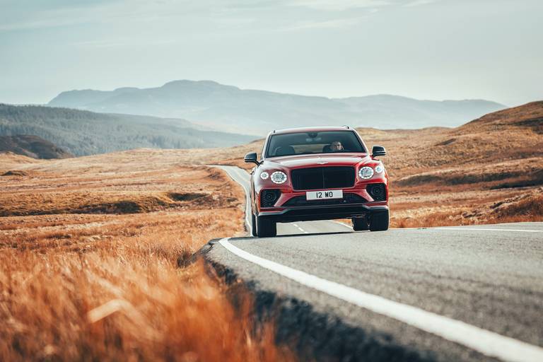 AS24 Bentley Bentayga S 2021 rijdend voor