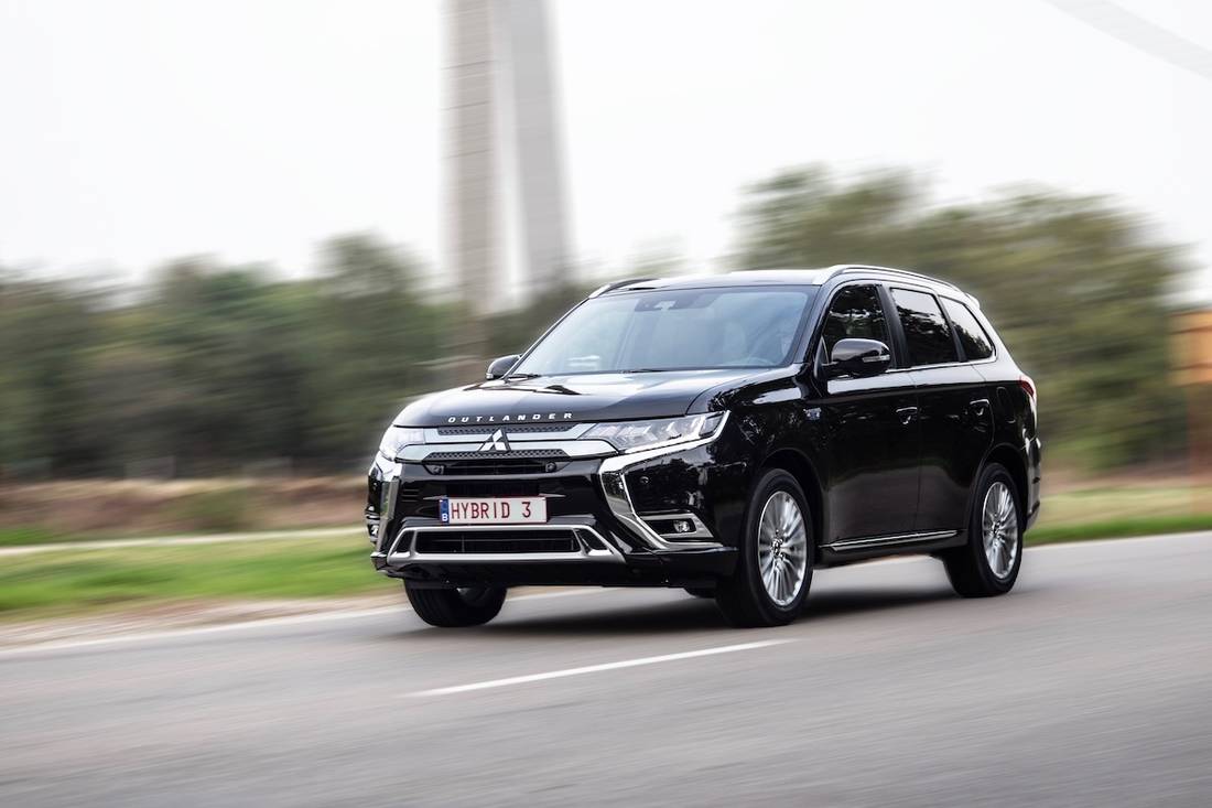 mitsubishi-outlander-black-side