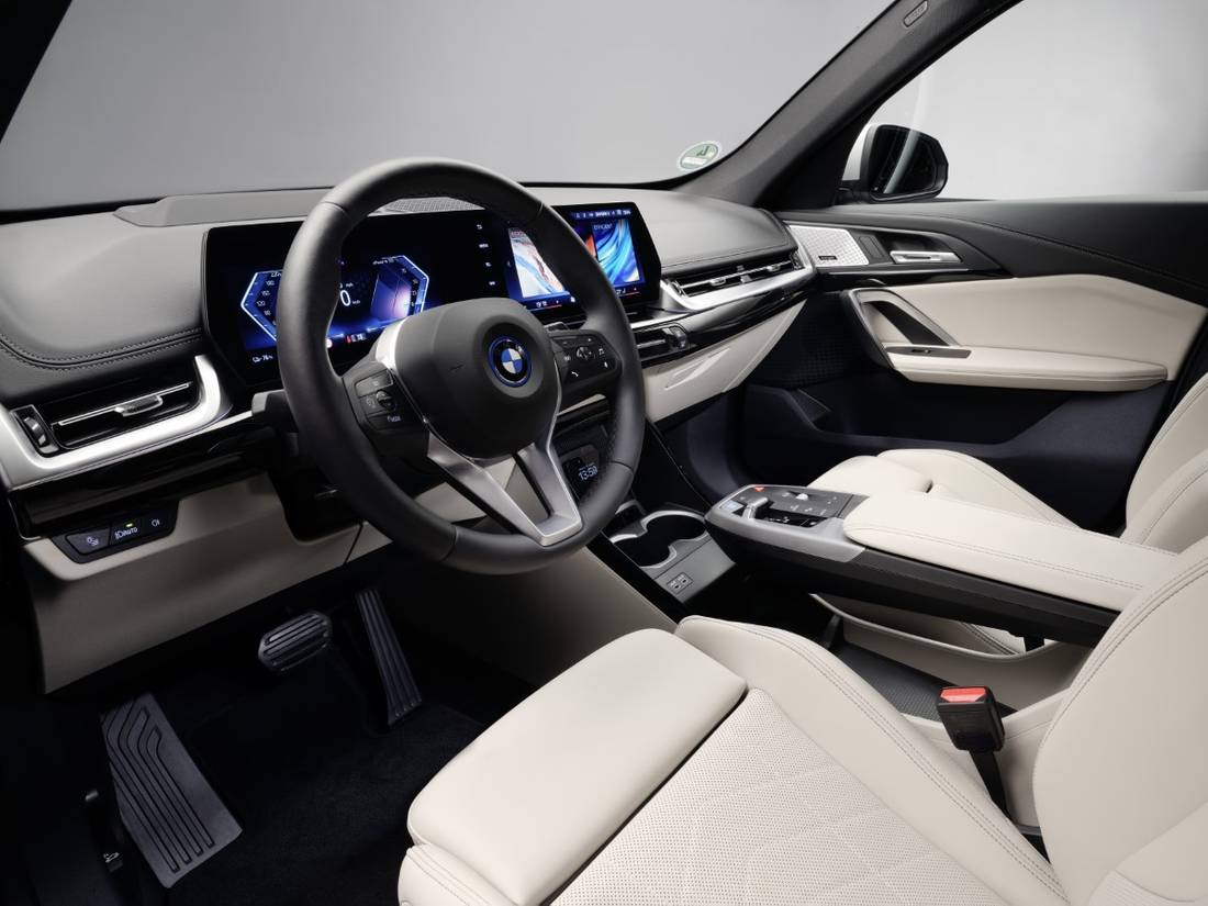 P90520695_highRes_the-all-new-bmw-ix1-