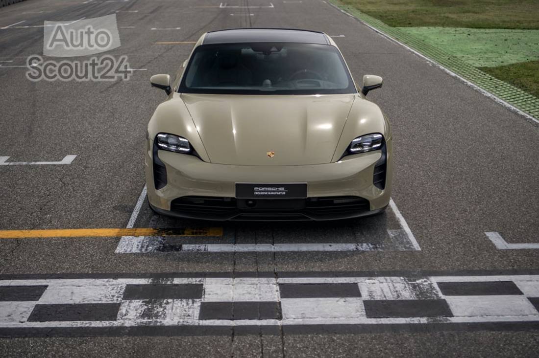 2022-Porsche-Taycan-GTS-Hockenheimring-Edition-8