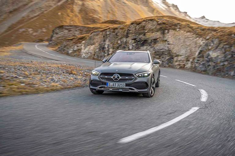 AS24 Mercedes C-Klasse All-Terrain 2021 rijdend frontaal