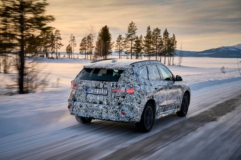 BMW iX1 teaser (2022) rijdend, achteraanzicht