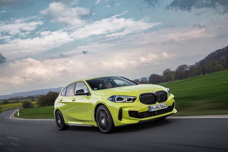 BMW M135i xDrive (2022) rijdend, vooraanzicht