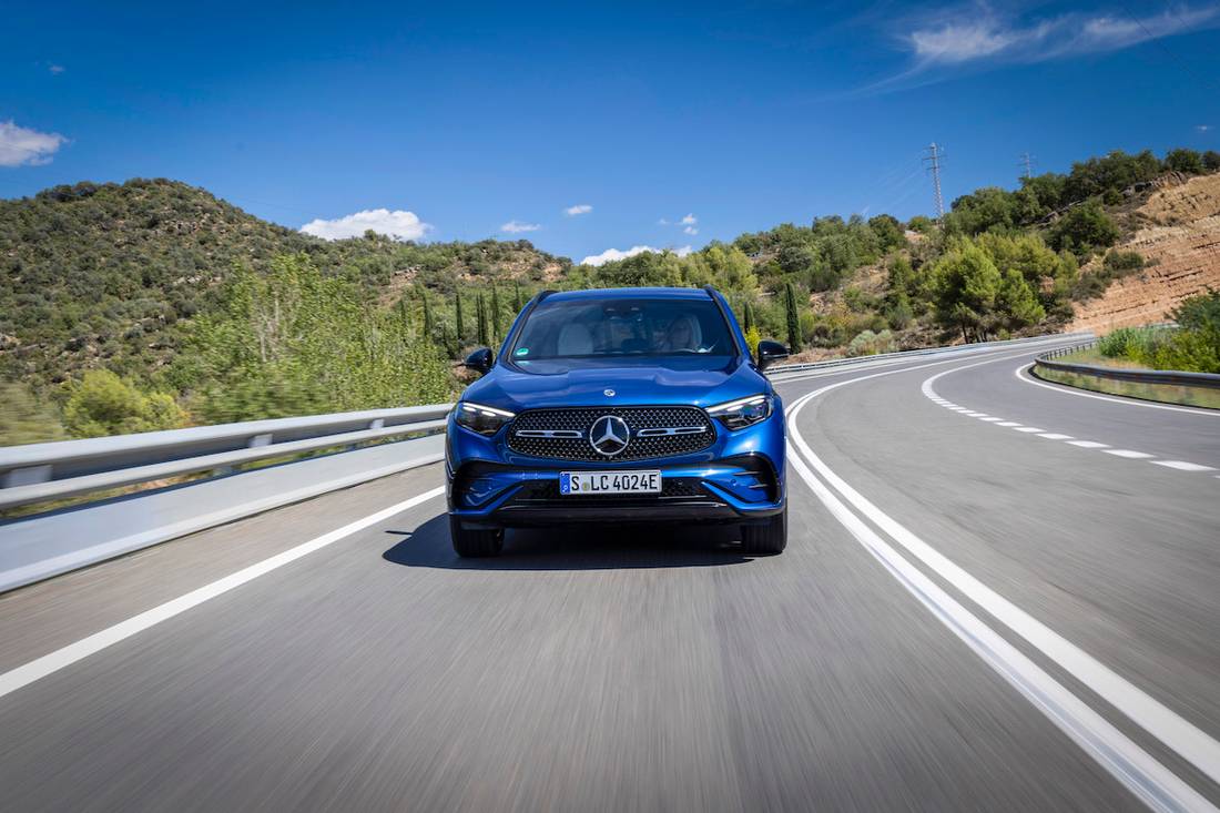 Mercedes GLC 400 e (2023) dynamic, front view Mercedes GLC 400 e (2023) dynamic, front view