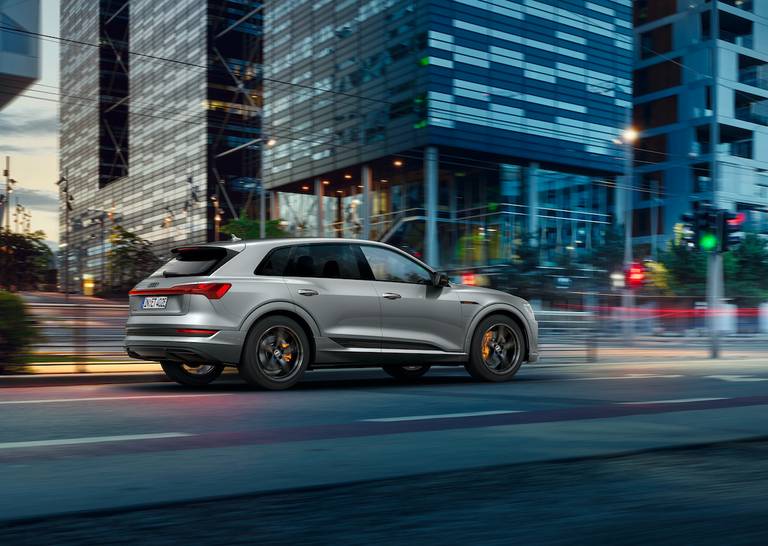 Audi E-Tron S Line Black Edition 2021 rijdend achter