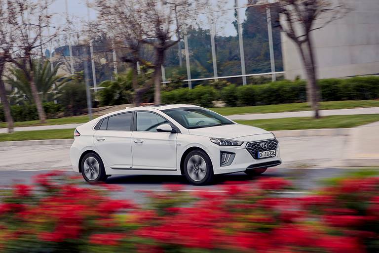 new-hyundai-ioniq-plug-in-08