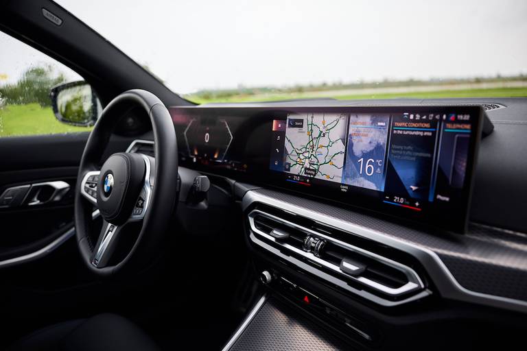 BMW 320e facelift (2023) dashboard