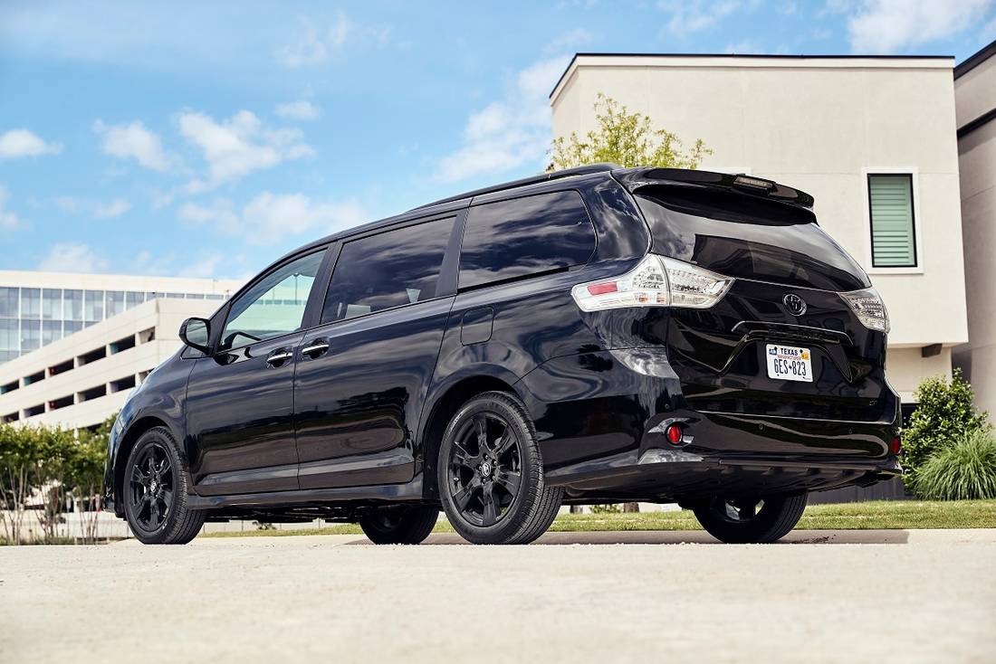 2020_Toyota_Sienna_Nightshade_08.jpg