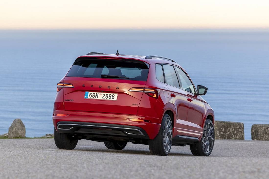 Skoda Karoq (2023) statisch, achteraanzicht