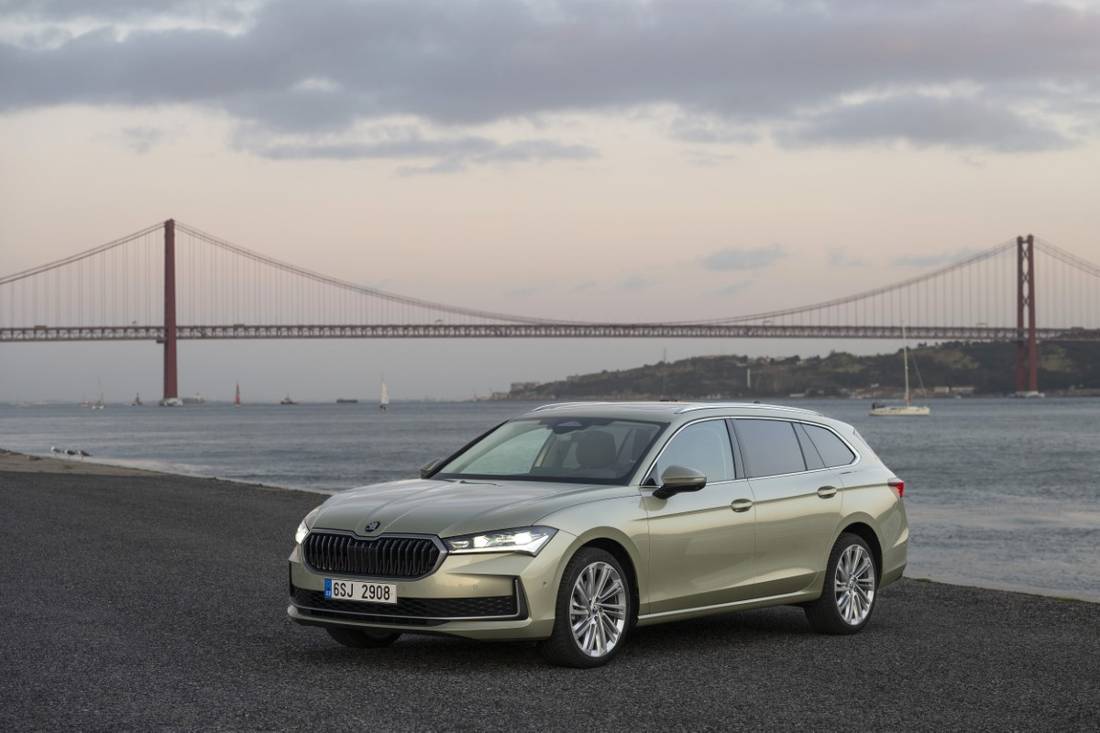11_Skoda_Superb_Combi_exterior