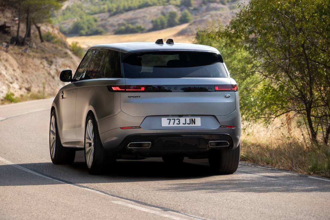 Range Rover Sport (2023) rijdend, achteraanzicht