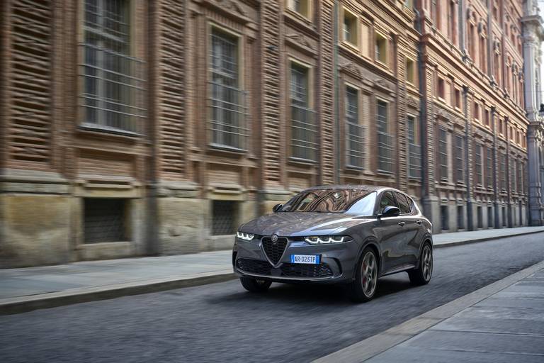 Alfa Romeo Tonale (2023) dynamic, front view