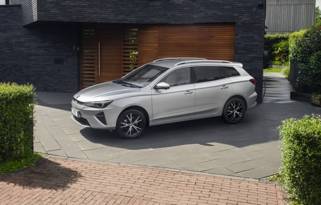 MG5-Electric-charging-top-shot