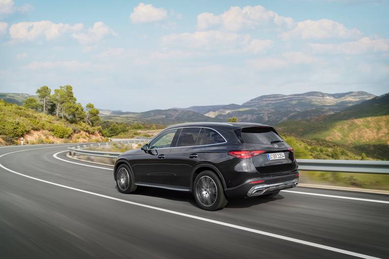 Mercedes GLC (2022) rijdend, achteraanzicht