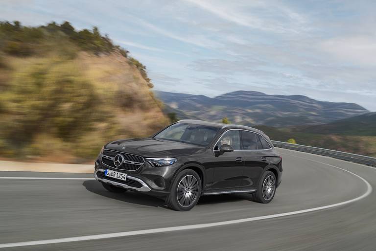 Mercedes GLC (2022) rijdend, vooraanzicht