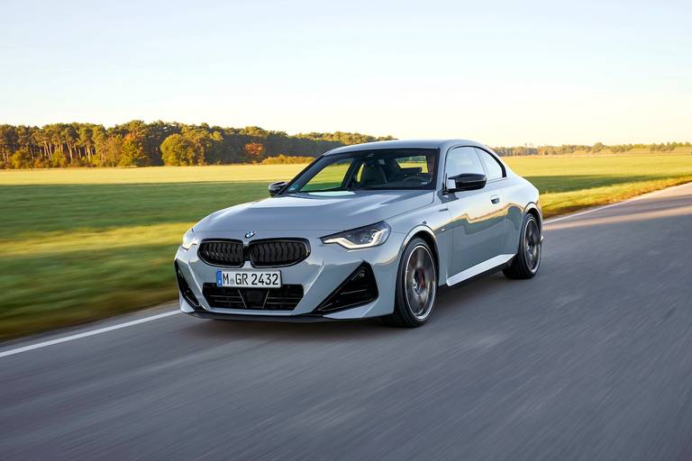 BMW M240i xDrive (2022) rijdend, vooraanzicht