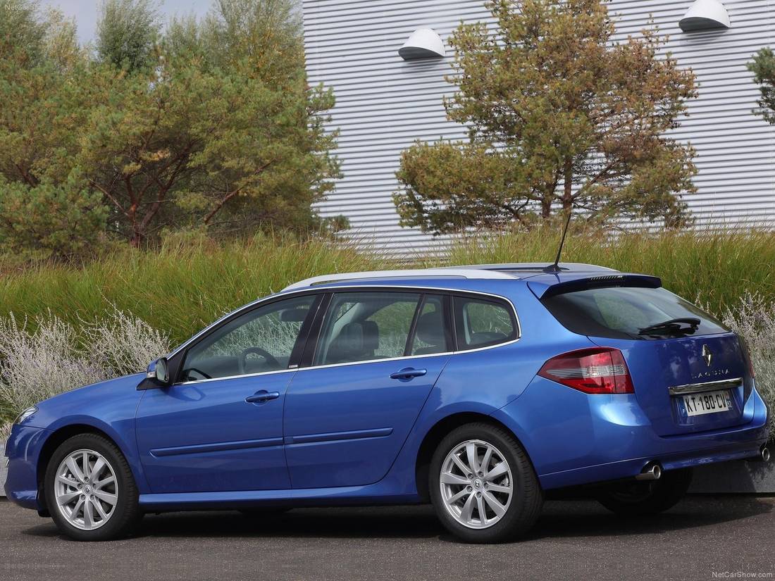 Renault-Laguna_Estate-2011-1600-09