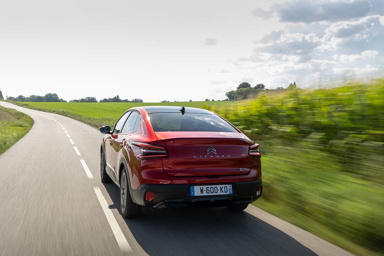 Citroën Ë-C4 X (2023) dynamic, rear view