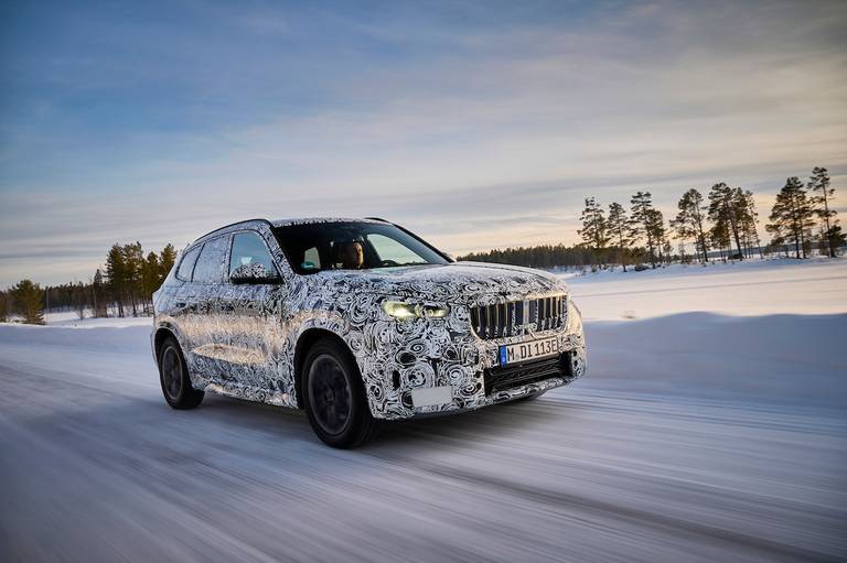 BMW iX1 teaser (2022) rijdend, vooraanzicht